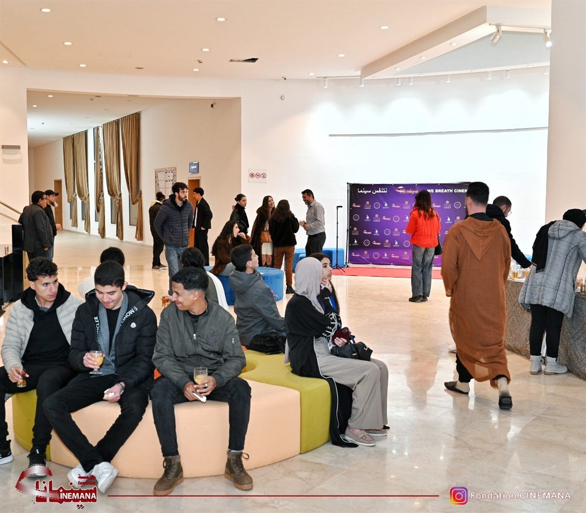 Public dans le hall pendant les projections mensuelles CINEMANA